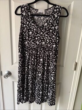 Kaileigh Black & White V-Neck Floral Midi Dress